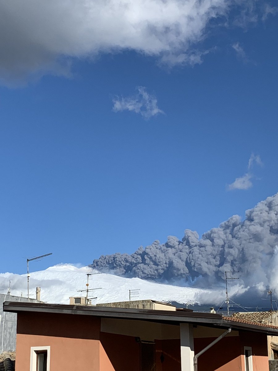 EnSicilia's tweet photo. Pese a vivir en Sicilia desde 2015, espero que nunca llegue el momento en el que, viendo estas imágenes desde la terraza de mi casa, permanezca impertérrito. Algo que les ocurre a tantos sicilianos de la parte oriental Sicilia.

📍 #Adrano #Etna #Catania #Sicilia
🧷 #volcán https://t.co/Bqd8gD6bCV