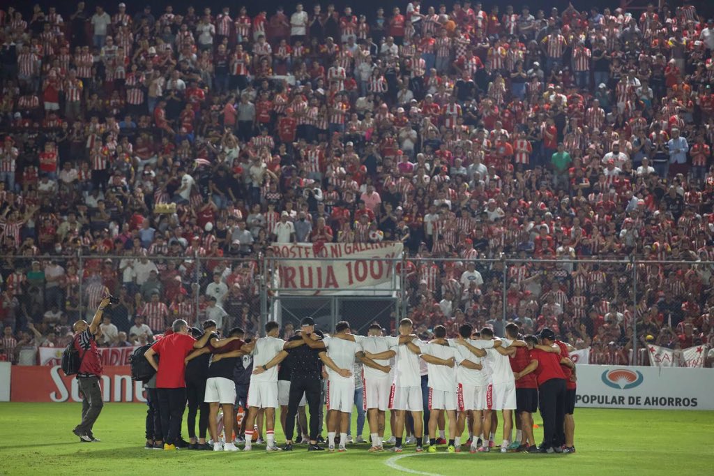 CASMOficial's tweet photo. Todos abrazados a la misma ilusión 🇦🇹 https://t.co/xyFjDV0R18