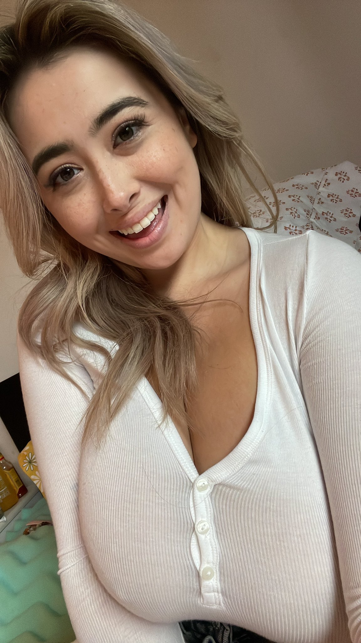 chloe surreal 🍤 on X: if u think i look good in this u should see what i  wore on set today t.covZA4B8riN7  X