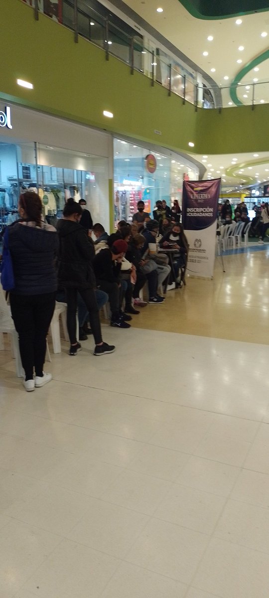 steven0307's tweet photo. @Registraduria en Mosquera Cundinamarca el proceso de cambio de puesto de votación súper lento, 1 persona haciendo el proceso demorandose 10 minutos por persona o más y en mi caso llevo haciendo fila más de 1 hora y 30 minutos y no he podido hacer el cambio de puesto de votación https://t.co/rnKehg5vm7