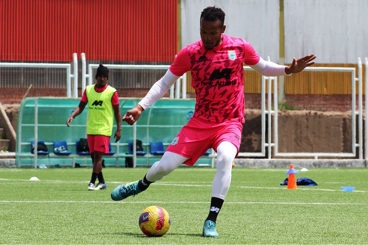 BinacionalFC's tweet photo. 📸| Nuestro plantel, en su sesión de entrenamientos de hoy, desarrolló trabajos de definición y posesión de balón.
¡Vamos Binacional! ¡Vamos Puno! 🥳😍🤩
#DaleBi #PorElSur #NoDejesDeCuidarte 💪💪🔵⚪ https://t.co/x3gHoQiveU