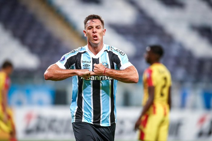 GREMIONEWS7's tweet photo. CHÚRIN

O jogador Diego Chúrin pode deixar o Grêmio ainda essa semana.
O time da série A, Atlético-GO enviou uma proposta para o jogador.
O Grêmio esta sondando essa proposta.

📸: Lucas Ubel. https://t.co/eP4csJddnq