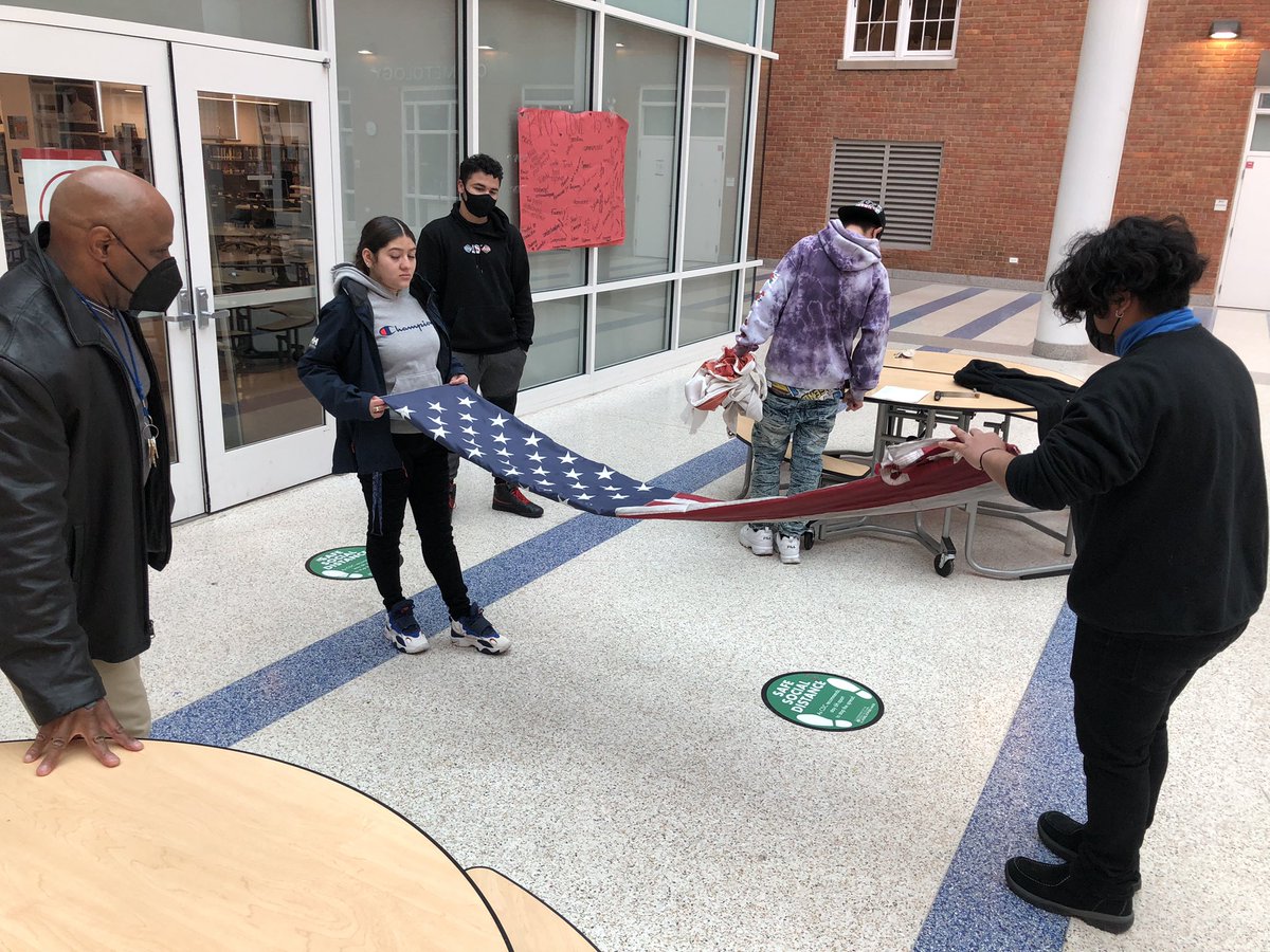 Today our cadets retired a U.S. flag that was in poor condition and raised a brand new flag. Moving forward our cadets will raise the U.S. and DC flags on Mondays and lower them on Fridays. @DeptofDefense #Harambee4Roosevelt