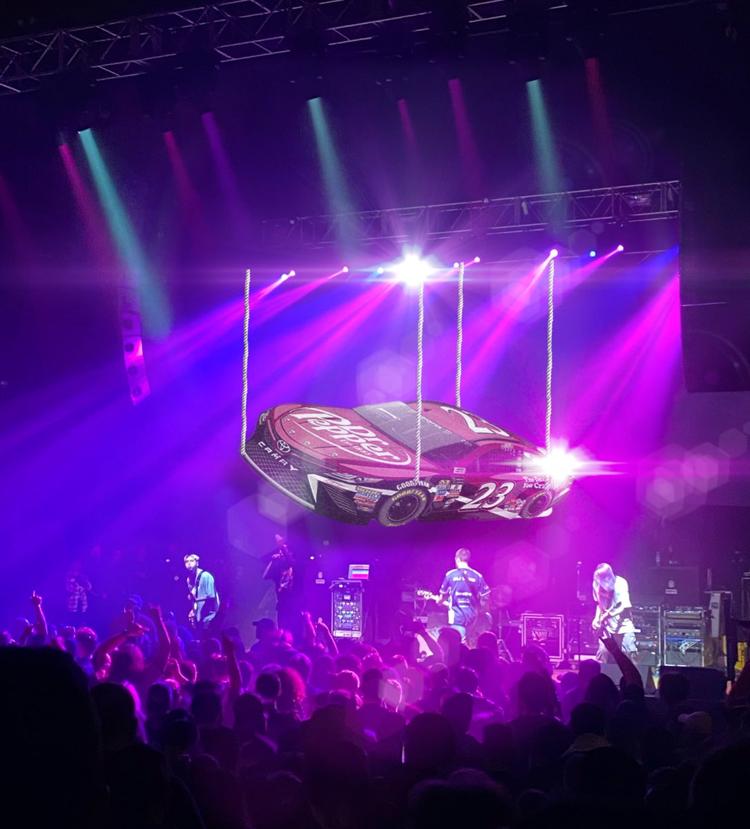 MarcosSOTS's tweet image. yesterday AVOID lowered a racecar down from the ceiling mid-set and then proceeded to do an oil change on it during a breakdown ?????? wished i caught it on video but all i have is this photo