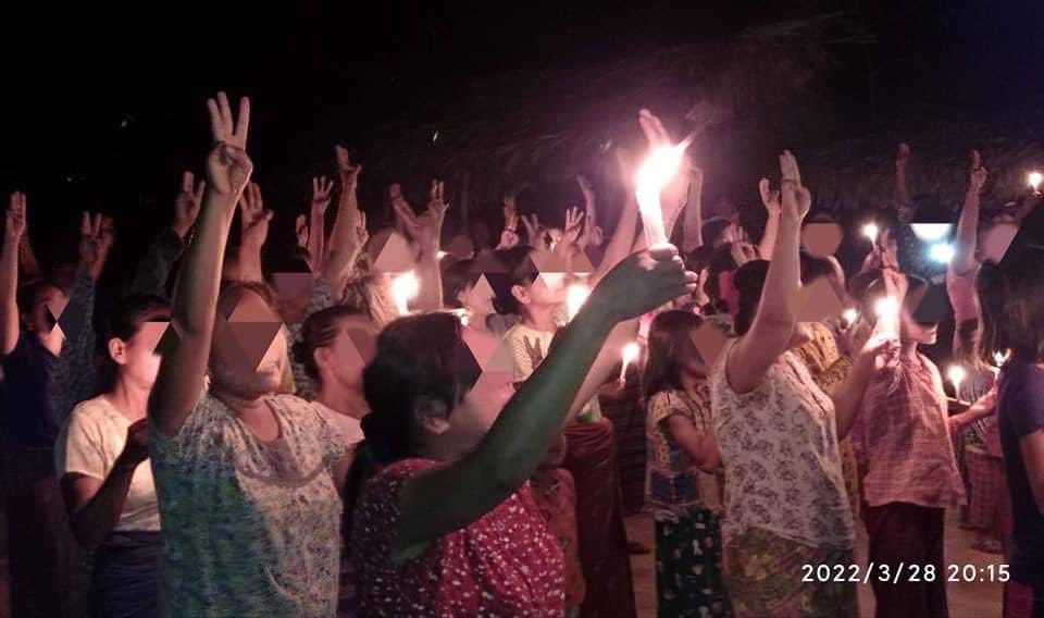 The Basic Educational General Strike Committee and residents from #Myaing Twp, staged a night protest to drive out the #MilitaryDictatorship with three fingers salute.

#2022Mar29Coup  
#WarCrimesOfJunta  
#WhatsHappeningInMyanmar
