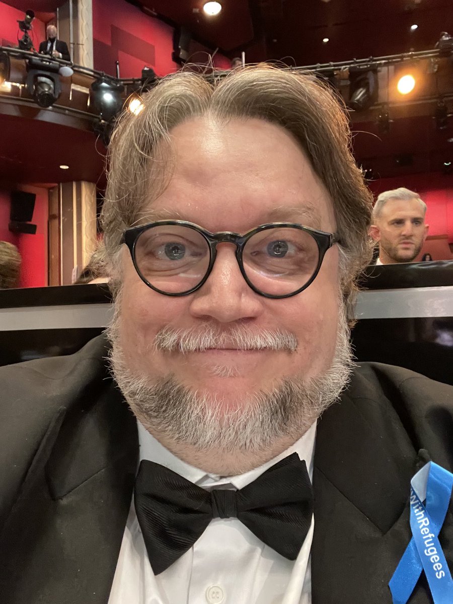 Compartan este Guillermo del Toro de la suerte, para que sean una reata en lo que sea que hagan, le caigan bien a todos y su sola presencia mejore cualquier lugar.