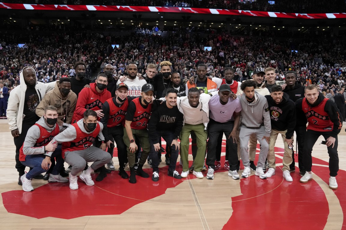 CP24's tweet photo. Canadian men's soccer team earns standing ovation during Raptors game https://t.co/xxNDjSfphy https://t.co/jkYiEMYpMD