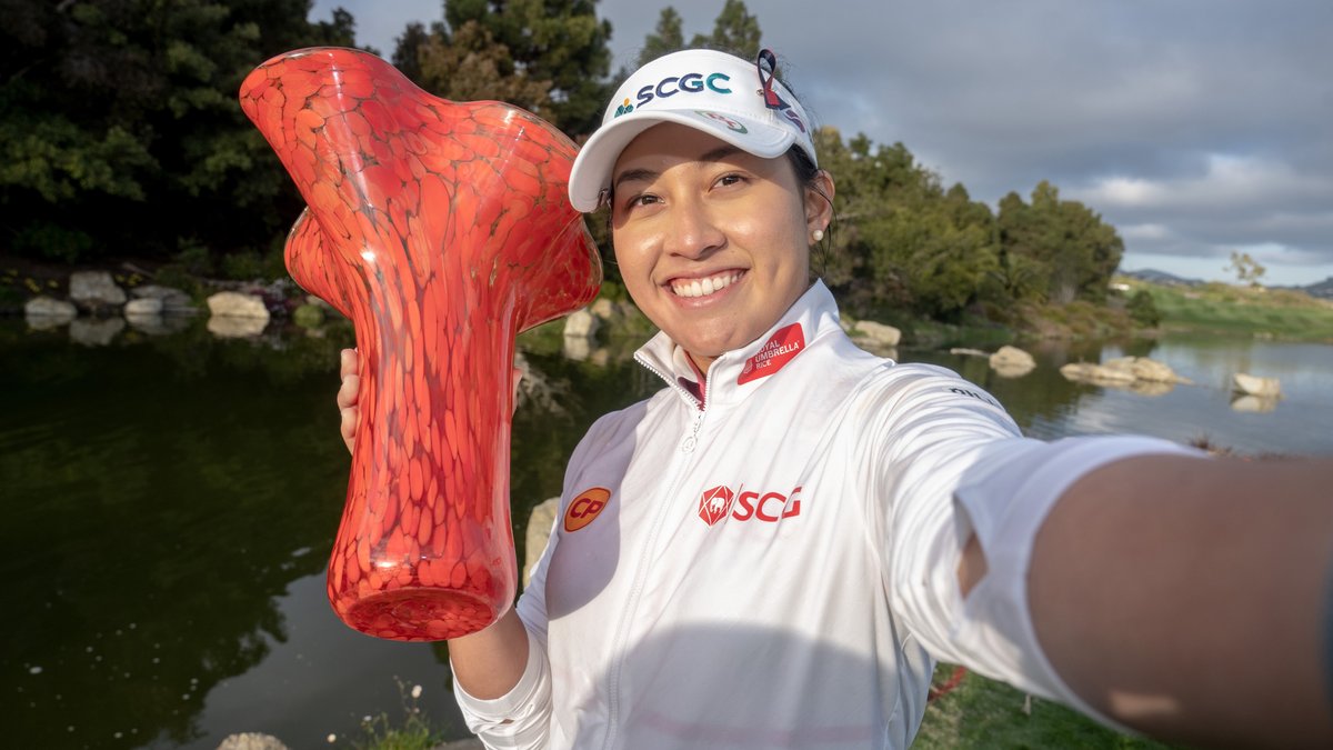 19 years old👉 First <a href="/LPGA/">LPGA</a> Tour Win👉 Your 2022 JTBC Classic presented by Barbasol champion, Atthaya Thitikul! #LPGAWinnerSelfie
