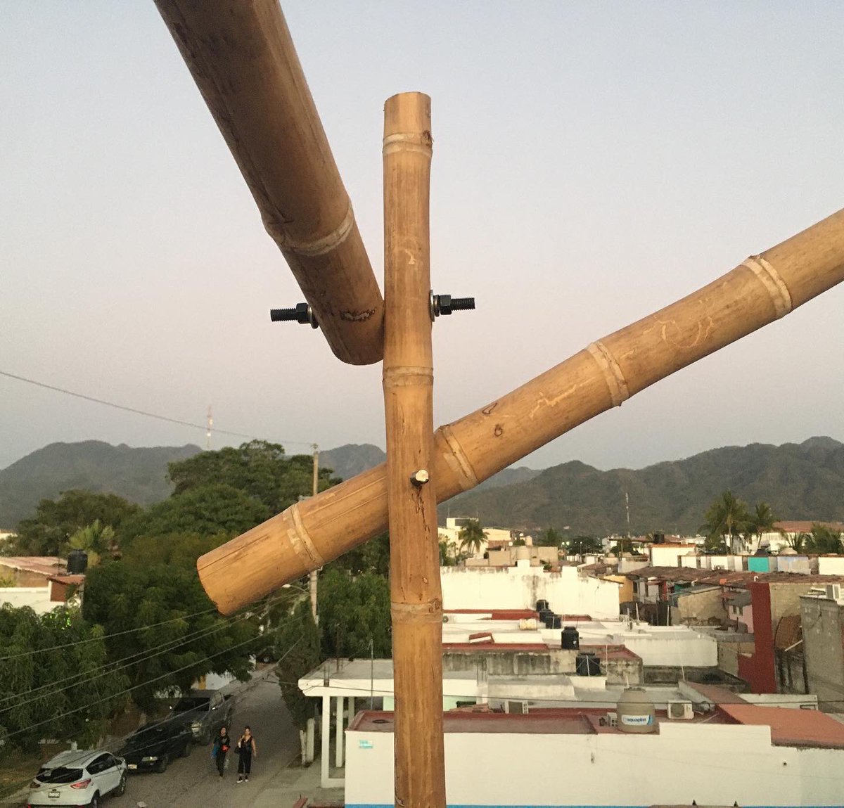 carlosestradac's tweet photo. Hoy levantamos la estructura de #TechoVerde de #Bambú en #AzoteasVivas para #ReducciónIsladeCalor
Proyecto conjunto #PAPespaciopúblico y @MaestriasSust en #PuertoVallarta https://t.co/0PcdfFRK30