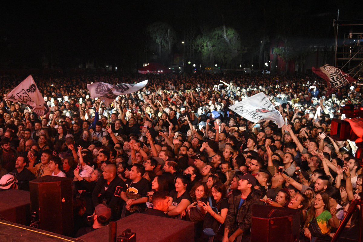 munimoron's tweet photo. ✨¡Ante 35 mil personas los Caballeros de la Quema se reencontraron en Morón por el #24M! 

🎶El recital fue un viaje por toda su carrera musical frente a un estadio repleto. 🔥🔥

¡Gran cierre de una jornada que reivindica la lucha por los Derechos Humanos! 👏

#MunicipioDeMorón https://t.co/1suA73Roq3