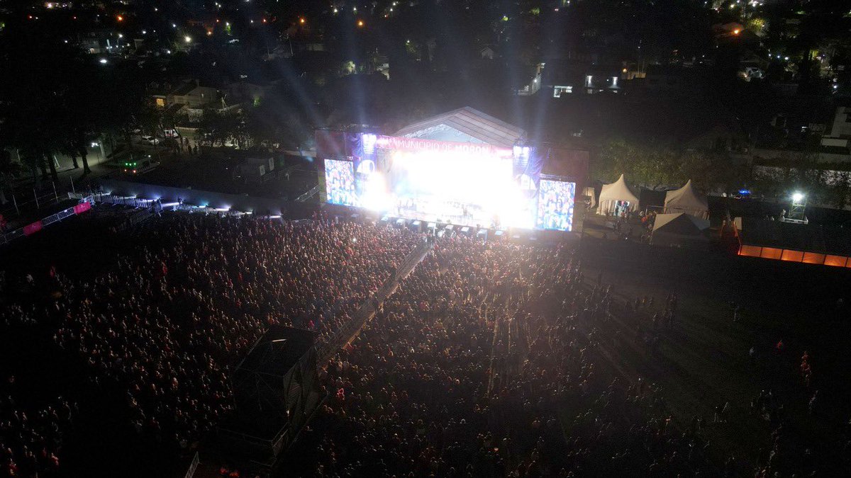 munimoron's tweet photo. ✨¡Ante 35 mil personas los Caballeros de la Quema se reencontraron en Morón por el #24M! 

🎶El recital fue un viaje por toda su carrera musical frente a un estadio repleto. 🔥🔥

¡Gran cierre de una jornada que reivindica la lucha por los Derechos Humanos! 👏

#MunicipioDeMorón https://t.co/1suA73Roq3
