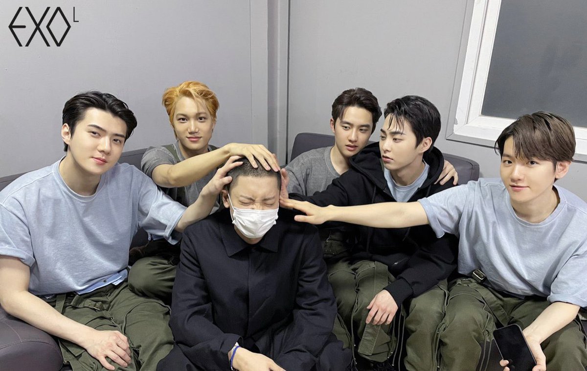chestnutyeol's tweet photo. Och iya ych baru sadar , klw di MV DFTF past mereka duduk ini ternyata cuma 5 member 🤭. Past mereka syuting MV terus Chanyeol Dateng cuma buat fotbar bareng member.
#Every27thWithLOEY #찬열 #CHANYEOL #チャニョル #朴灿烈 #EXO #엑소 #LOEYxStudioNNG #LOEY #LOEYmentary https://t.co/83gFxMfCMR