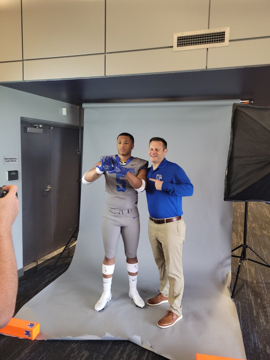 tr3yy_1k's tweet photo. MEMPHIS LITT ! Had a great time todayπͺπ½ππ€ @RSilverfield @CoachClark3 @HankinsJordon @Coach_KPope @CoachRogers88 @DDashark @MemphisFB https://t.co/SSCigpUbpH