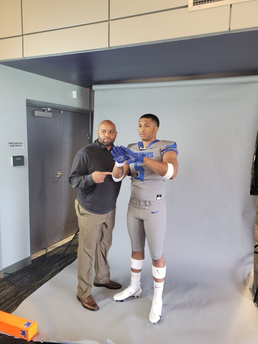 tr3yy_1k's tweet photo. MEMPHIS LITT ! Had a great time todayπͺπ½ππ€ @RSilverfield @CoachClark3 @HankinsJordon @Coach_KPope @CoachRogers88 @DDashark @MemphisFB https://t.co/SSCigpUbpH