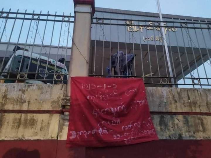 Nandar85526889's tweet photo. Youth's movement in front of Insein Township Hall

Khit Youth group from Insein Township hang the poster at the township hall stating that it had revolted against the militant council.

The poster mean"2021-2-1, We Need Justice".#2022Mar27Coup #WhatsHappeninglnMyanmar https://t.co/co3kP9J2Tc