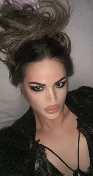 Who wants to join me in bed? #tsjacinda https://t.co/DzLILLRWsL<a href="/tag/tsjacinda"class="tags">#tsjacinda</a>
