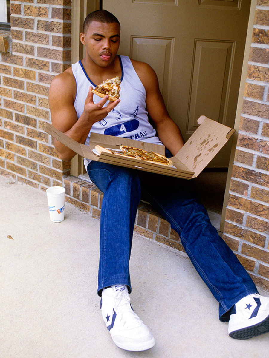 MattyMok's tweet photo. @JasmineLWatkins Barkley didn’t go to class so this is all that there is, him eating. #RoundMound https://t.co/xWGkfNPtSE
