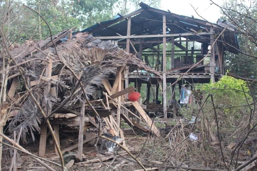 RvlBurma2's tweet photo. Some houses were destroyed by military launched airstrikes bombing on March 27 at around 2 am in the old high school compound in Debuno village and into Htee Lay Gyi village in #Lutha Township, Payay Village Tract, @knuhq-Mutaw District, Karen state.1/

#WhatsHappeningInMyanmar https://t.co/t2n7XVb6Zh