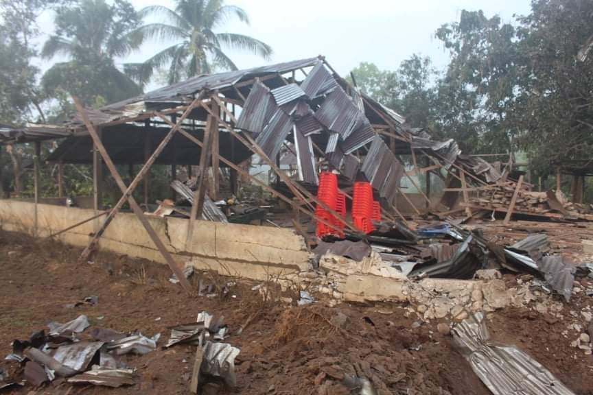 RvlBurma2's tweet photo. Some houses were destroyed by military launched airstrikes bombing on March 27 at around 2 am in the old high school compound in Debuno village and into Htee Lay Gyi village in #Lutha Township, Payay Village Tract, @knuhq-Mutaw District, Karen state.1/

#WhatsHappeningInMyanmar https://t.co/t2n7XVb6Zh
