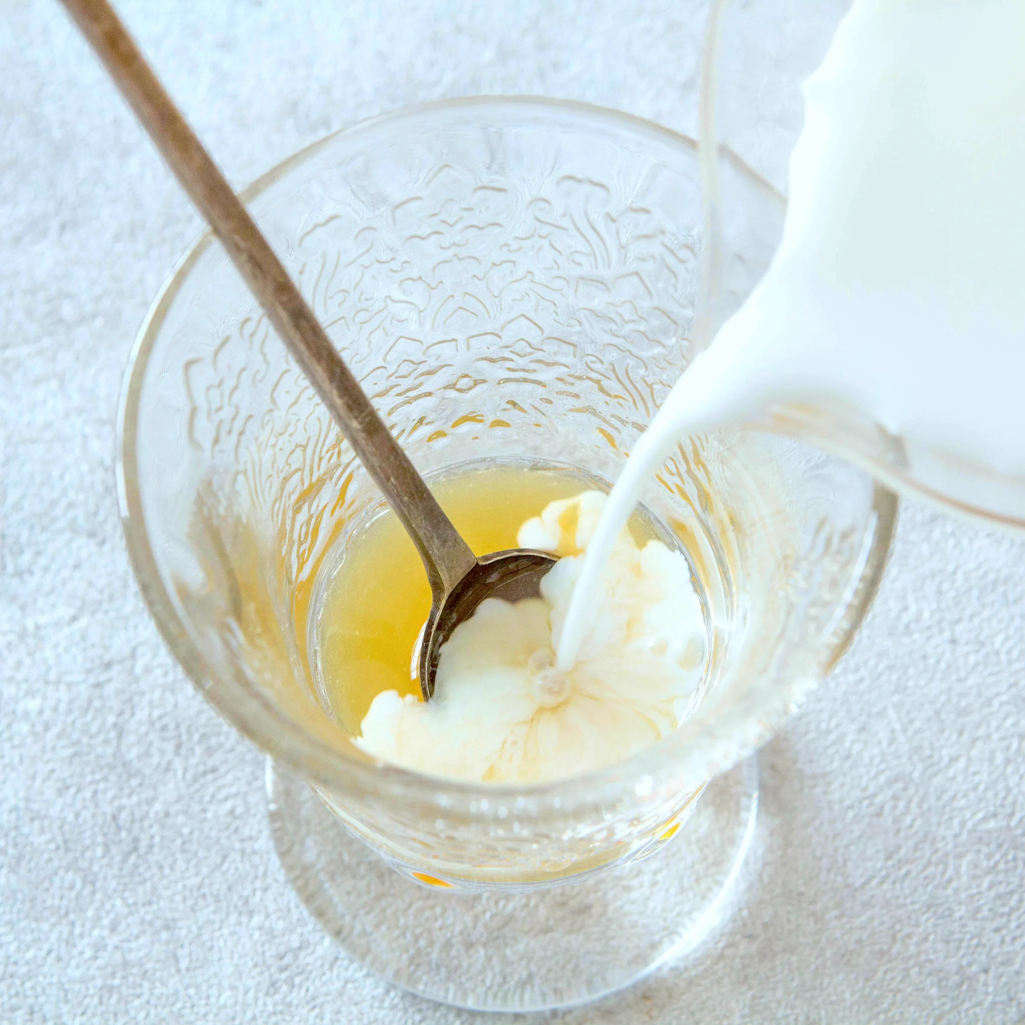 まるでおしゃれなラッシーのような味わいを楽しめる？！「牛乳」のとっても美味しそうな飲み方！