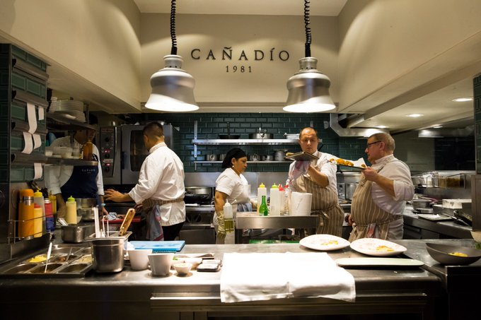 recetasdecarol's tweet photo. Nicolás Reyes Chef en Cañadío (Madrid, España) @canadiostder 
Ponencia en #madridfusion2022 #madridfusion22 @madridfusion nos habla de su interpretación. 
No nos lo perdemos!! @burgosalimenta @tierradesabor 
https://t.co/iMpIH4FXle https://t.co/okRbqzITZw