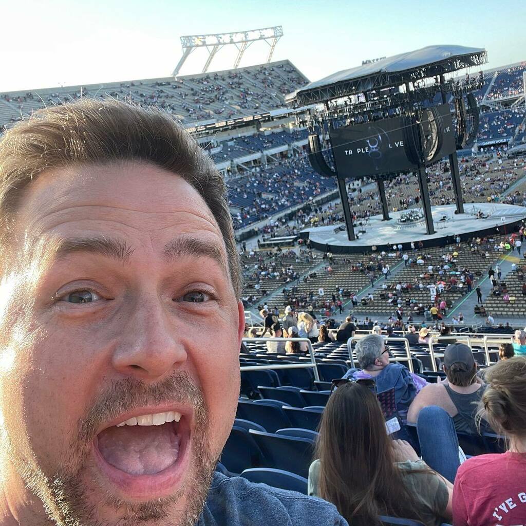 theashbyclark's tweet photo. Garth Brooks! https://t.co/s18Ga3h68r