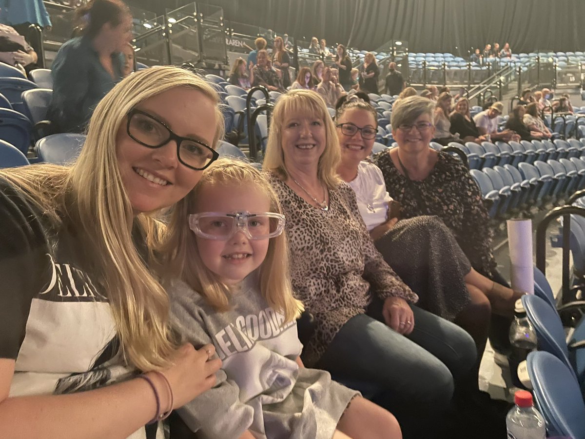 sezzle1991's tweet photo. First concert ✅
She had the best time, got very tired towards the end. Next time we want to be in the mosh pit @DeltaGoodrem haha! https://t.co/AFXx34lJFf