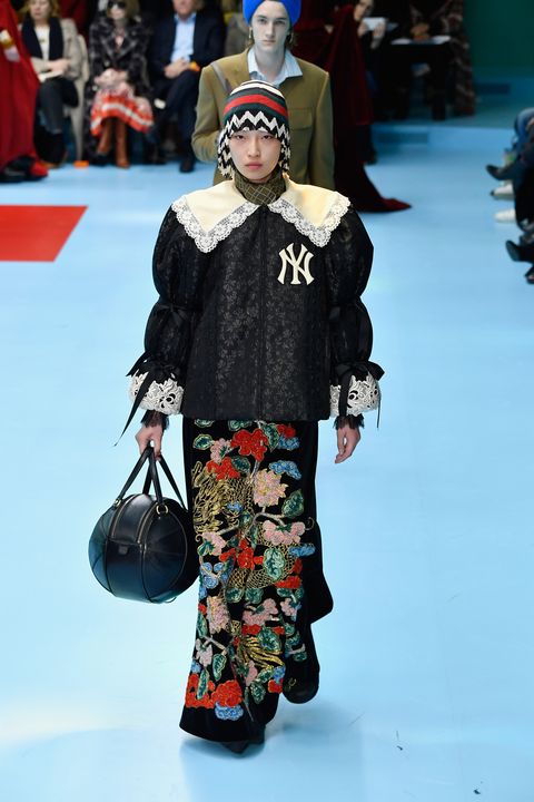 Apollo_DaV's tweet photo. i cant be the only one who thinks this looks like a 5yr old child went throug their grandparents closet and puts on a mini fashion show https://t.co/RapED5cNRj