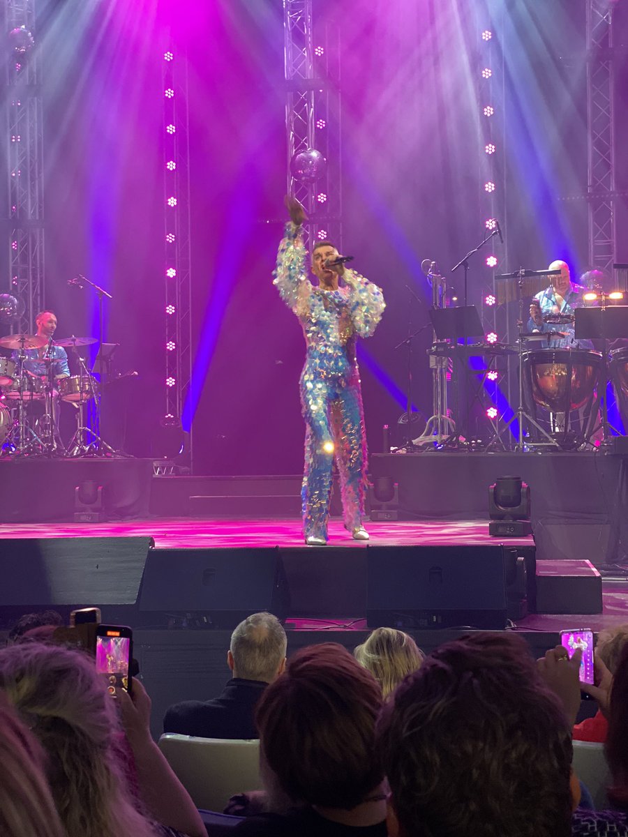 oskbir's tweet photo. #pállóskar Frábærir tónleikar með Páli Óskari 😀👏🕺🏻 https://t.co/61SaAd6hGT