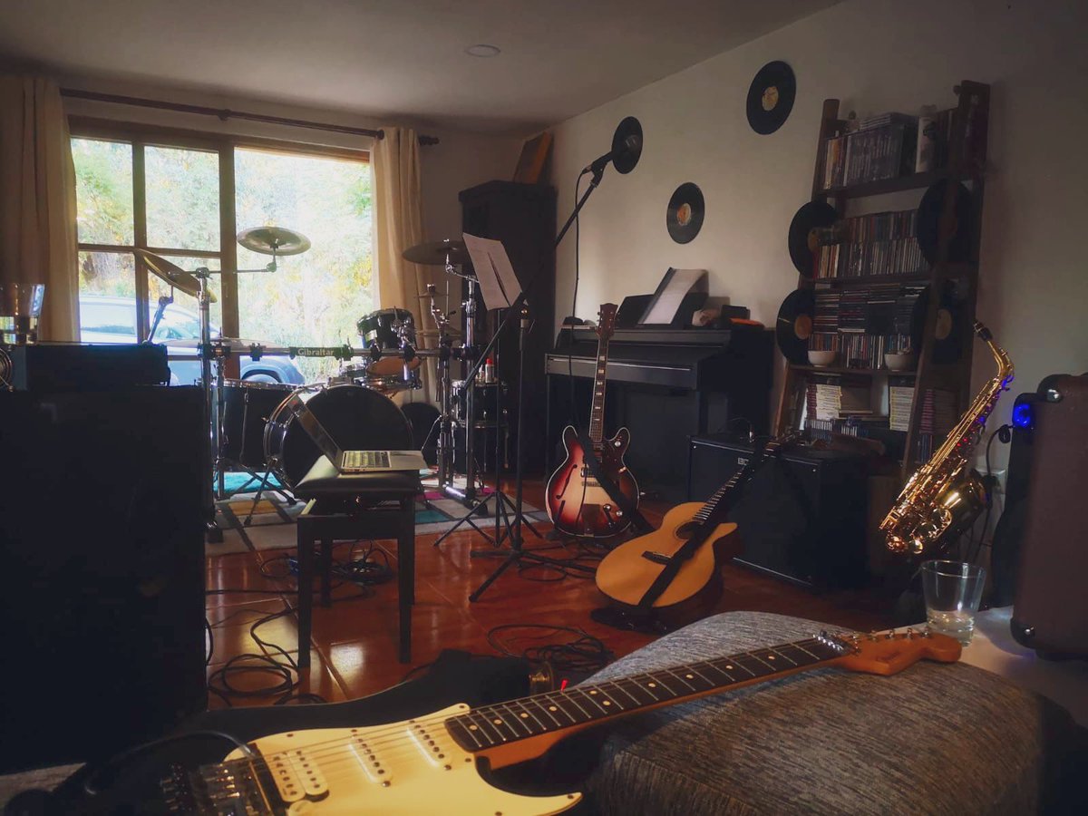 SoundCraftLab's tweet photo. Desde el estudio nómada en Pirque [El Principal], de regreso con Willie, Álvaro, Rodrigo y @redmatriz, ensayando y reviviendo viejas canciones ¿Quieres escuchar alguna? Acá dejamos enlace: https://t.co/uo5EHR7fKD #SoundCraftLab #SCL #Mezcal #SoundsOfSoul https://t.co/he60uOI6sQ