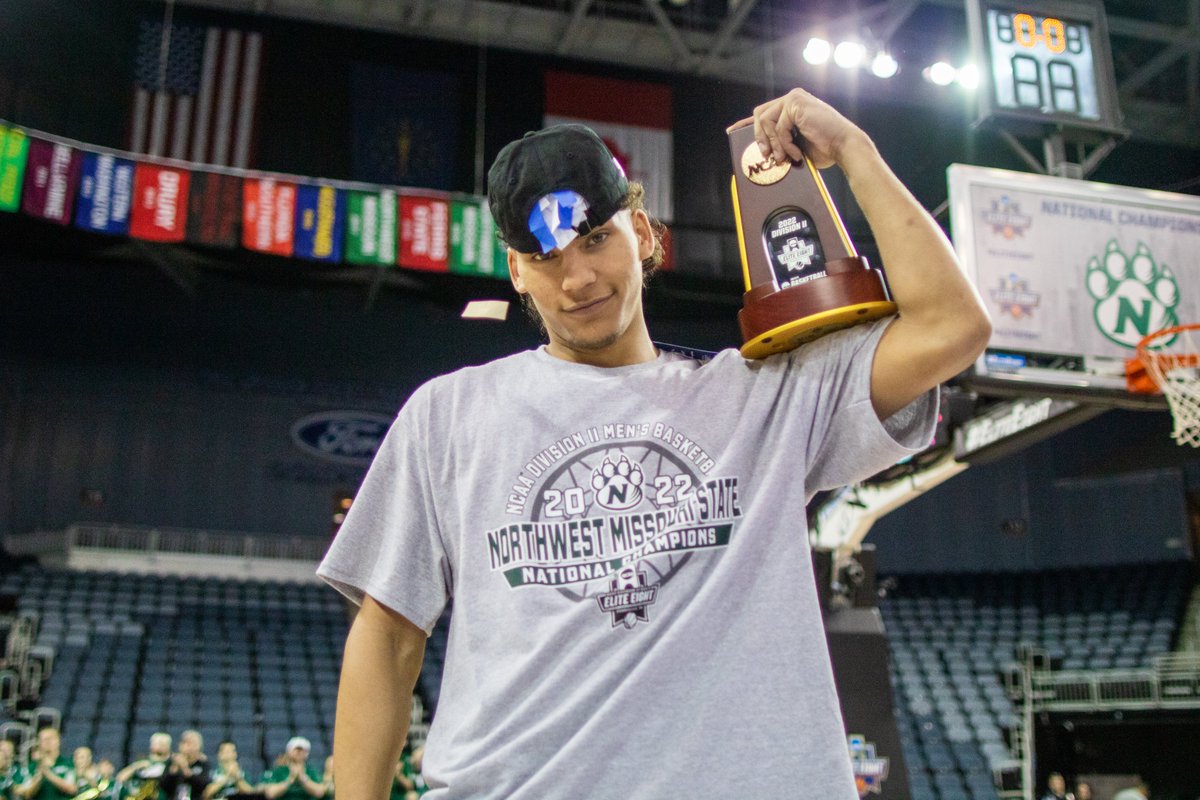 ByJonWalker's tweet photo. Diego Bernard said he could barely even walk on his left leg before the training staff helped him out.

He played 13 minutes in the National Championship, and he was a crucial part in fending off Augusta's late-game run. An absolute warrior. https://t.co/kWd8JQiPE7