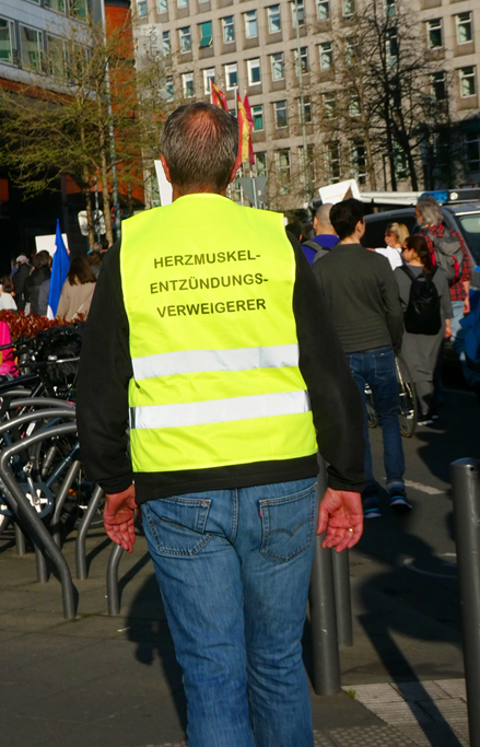 Careforemotions's tweet photo. #ffm2603 Kein medizinischer Nutzen der Impfung ist mehr übrig - aber viele Impfschäden und massive Geldverschwendung für die nutzlose Impfkampagne. Kein Recht erlaubt dem #Bundestag daraus auch noch eine Pflicht zu machen. #Impfpflichtneindanke https://t.co/ZQowIAp4kE