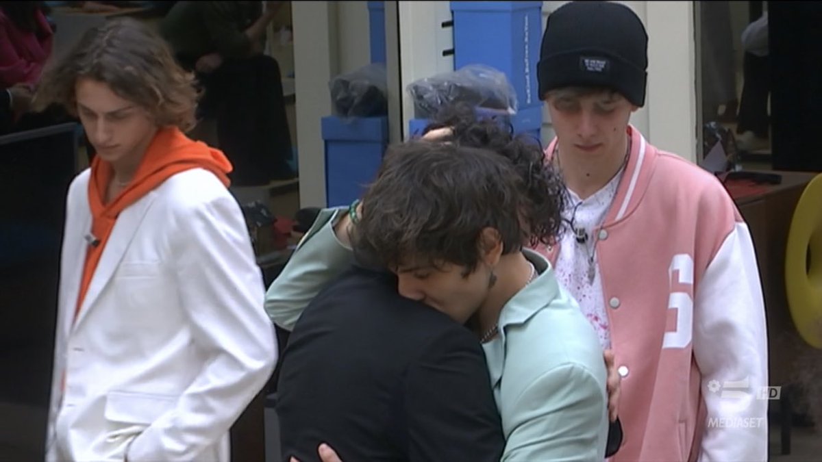 dcate13's tweet photo. questi due 💔 #amici21 #amici #alex #Christian https://t.co/XmlOJ1dUQo