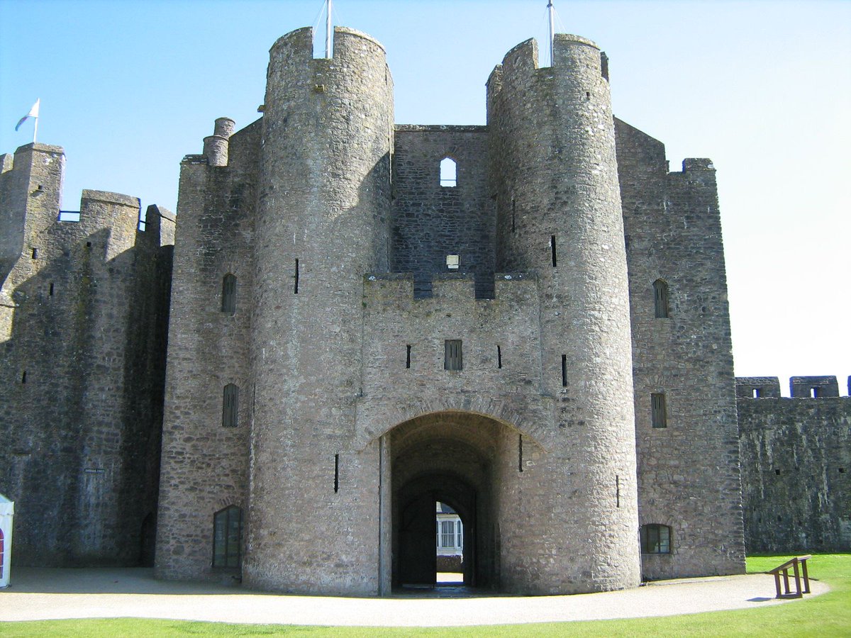 12 замков 4. Пембрук Уэльс. Замок Пембрук. Замки Англии XII век. Wales замок пемброк.