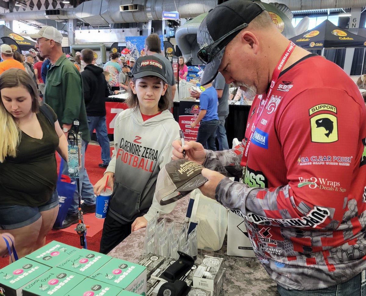 ArmyBassAnglers's tweet image. I always love meeting fans of our TV Show! #ArmyBassAnglers #FORCEonFORCE #WFN