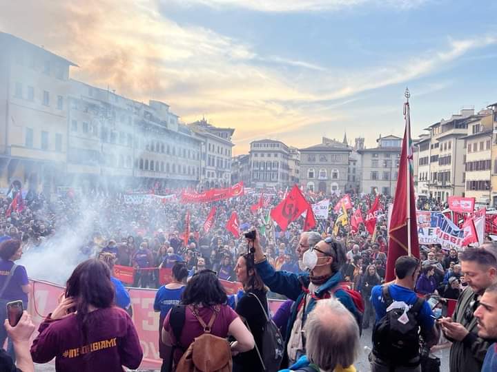 AndreaBotti12's tweet image. Oggi #Firenze e bellissima!!
#Insorgiamo, per questo per altro per tutto ✊
eravamo in 50.000, un altro mondo c&apos;è ed è necessario!
Oggi ci siamo ripresi piazza Santa Croce per ribadire che Firenze ripudia la guerra
#StopWar #riseup4climatejusctice
#NoWar  #disertarelaguerra #gkn