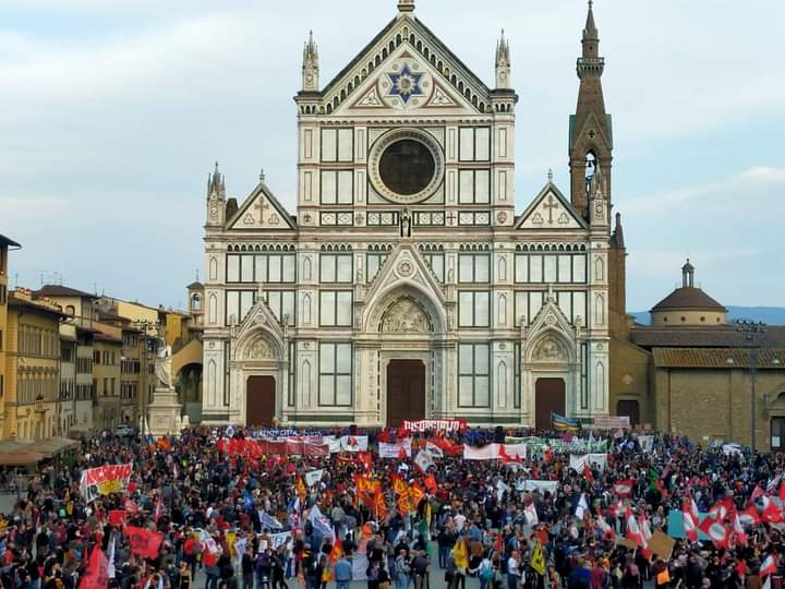 AndreaBotti12's tweet image. Oggi #Firenze e bellissima!!
#Insorgiamo, per questo per altro per tutto ✊
eravamo in 50.000, un altro mondo c&apos;è ed è necessario!
Oggi ci siamo ripresi piazza Santa Croce per ribadire che Firenze ripudia la guerra
#StopWar #riseup4climatejusctice
#NoWar  #disertarelaguerra #gkn
