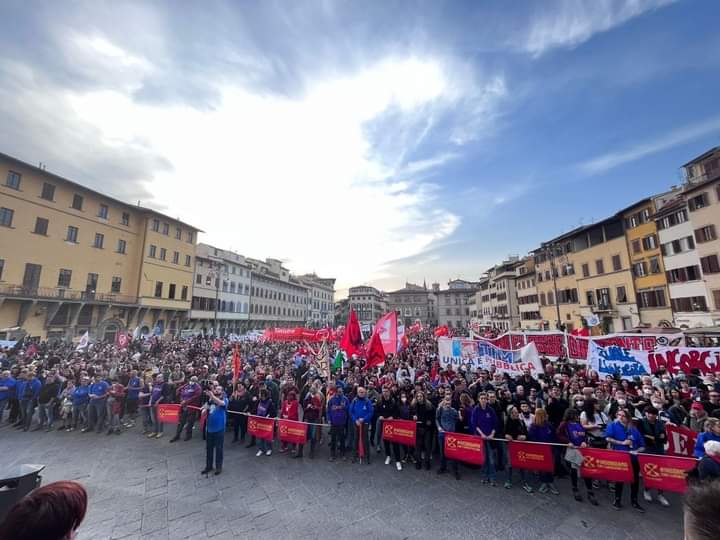 AndreaBotti12's tweet image. Oggi #Firenze e bellissima!!
#Insorgiamo, per questo per altro per tutto ✊
eravamo in 50.000, un altro mondo c&apos;è ed è necessario!
Oggi ci siamo ripresi piazza Santa Croce per ribadire che Firenze ripudia la guerra
#StopWar #riseup4climatejusctice
#NoWar  #disertarelaguerra #gkn