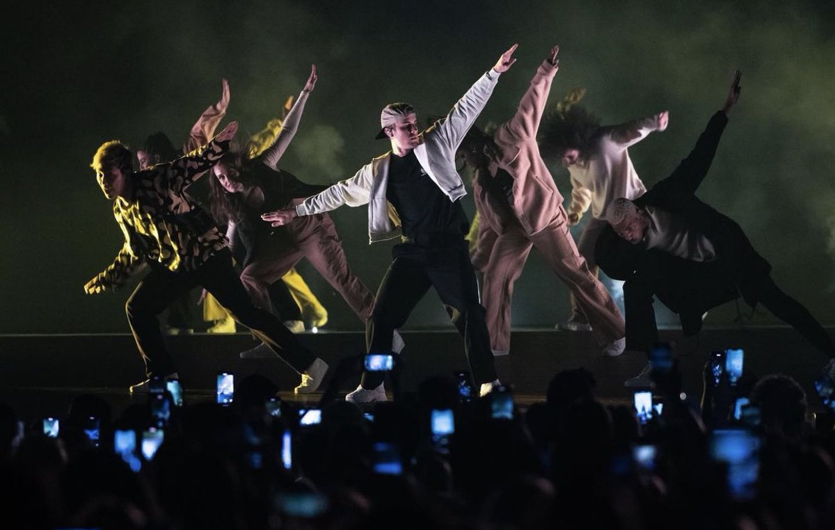 yukonbiebs's tweet photo. justice world tour. https://t.co/5mJkMmqJut