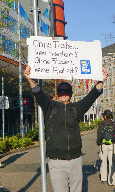 Careforemotions's tweet photo. #ffm2603 Die Kraft + Motivation d. Menschen, die jeden Samstag in Ffm um 15 Uhr ab Taunusanlage für Freiheit + Grundrechte auf d. Straße gehen, kommt aus ihren Herzen. Man spürt es während es ganzen Zuges - hinterher ist man geistig + emotional erfrischt trotz der langen Strecke. https://t.co/7VQj8YzvjI