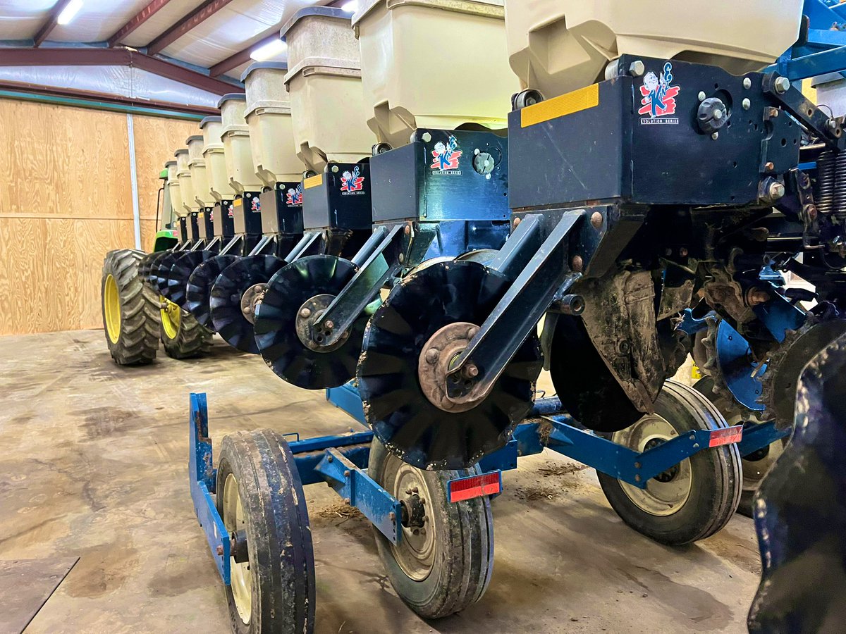 New no-till coulters ✔️
New double discs ✔️
Just have some bushing work on the gauge wheels and some new furrow cruisers and we will be ready for #plant22