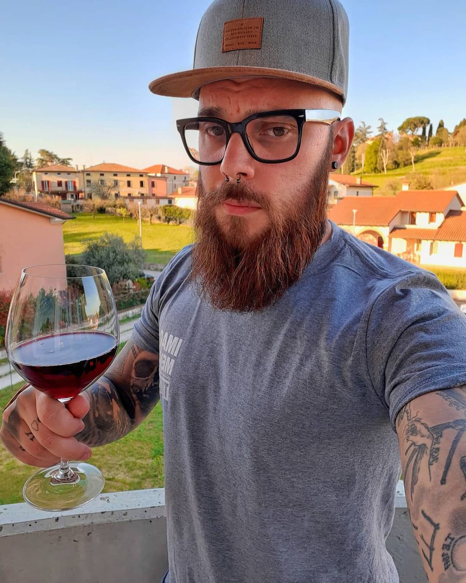 Cheers to the weekend and badass looking beards 🍷🧔‍♂ 

What do you have planned for the weekend? Let us know in the comments👇
