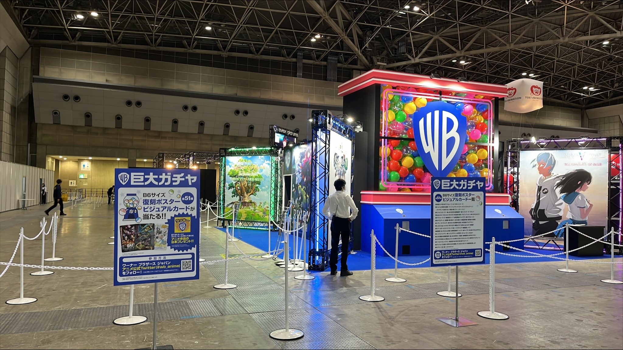 Warner Bros Japan Anime おはようございます Animejapan22 Day2 開場致しました ワーナーアニメのポスタービジュアルカードがもらえる巨大ガチャガチャが目印です 是非ブース番号j 07まで遊びに来てください Wbj Anime T Co