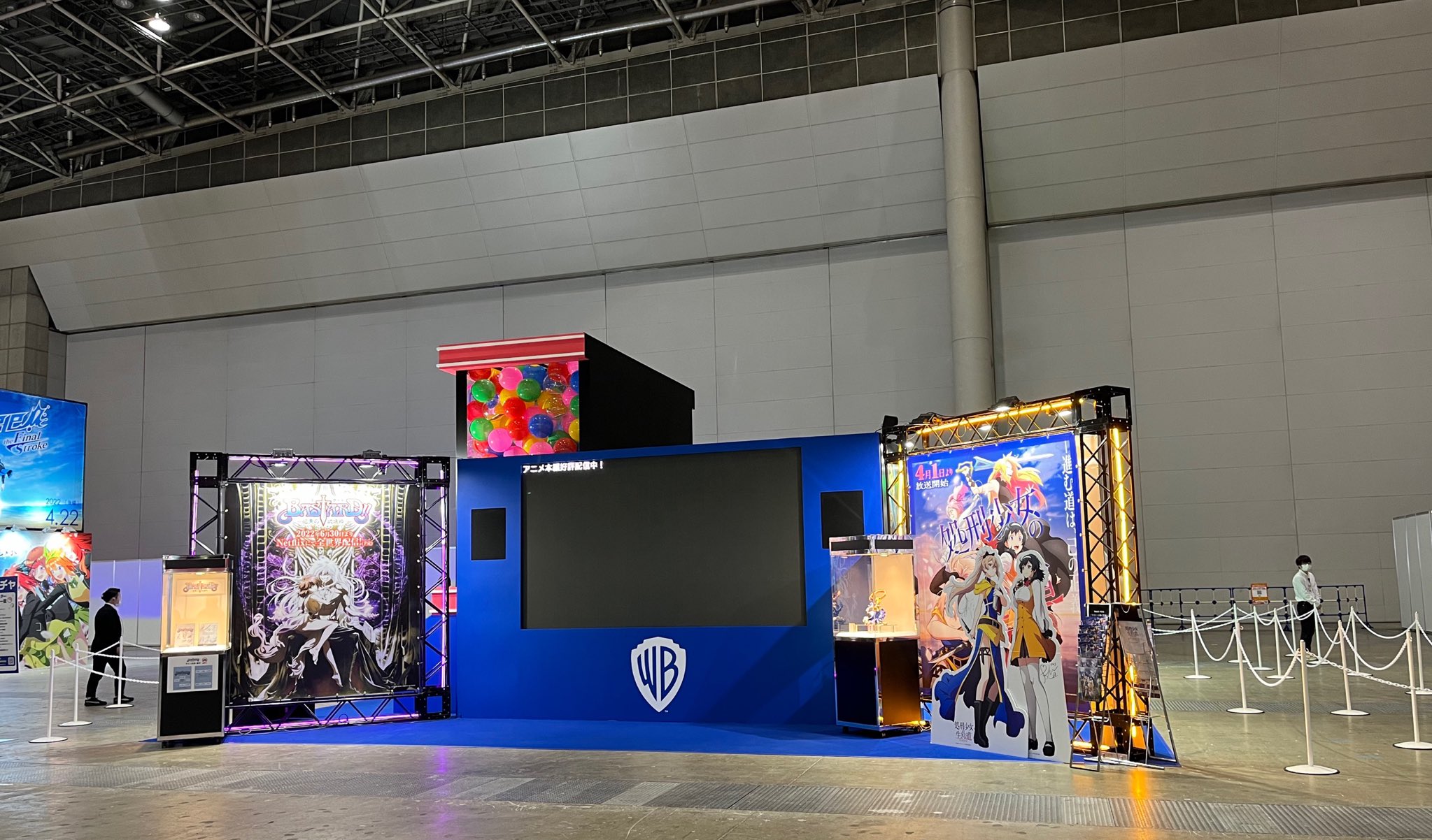 Warner Bros Japan Anime おはようございます Animejapan22 Day2 開場致しました ワーナーアニメのポスタービジュアルカードがもらえる巨大ガチャガチャが目印です 是非ブース番号j 07まで遊びに来てください Wbj Anime T Co