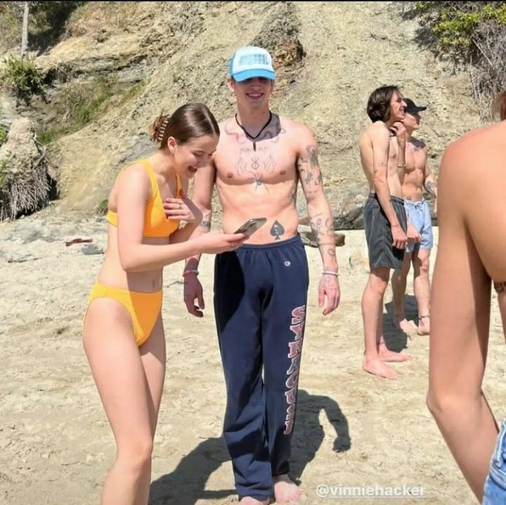 traceshacker_'s tweet image. calça moletom na praia vinnie hacker???