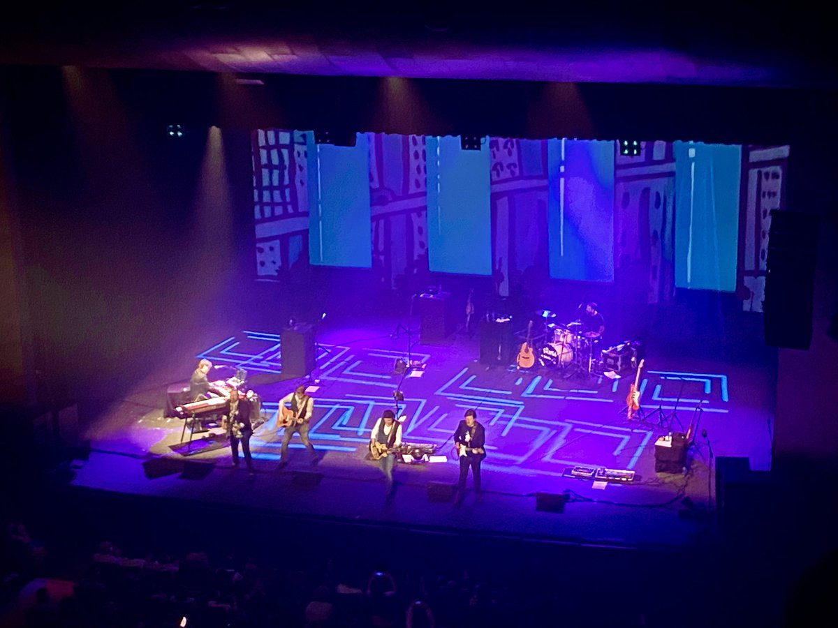 Sualfageme's tweet photo. Increíblemente buenos como siempre. 
Increíble cómo me han emocionado una vez más. 
Increíble cómo sus canciones me tocan hoy como nunca.
Increíbles @los_secretos en @LaboralCdlC. 
#Gijón #concierto #atulado https://t.co/ulZMT1RVKp