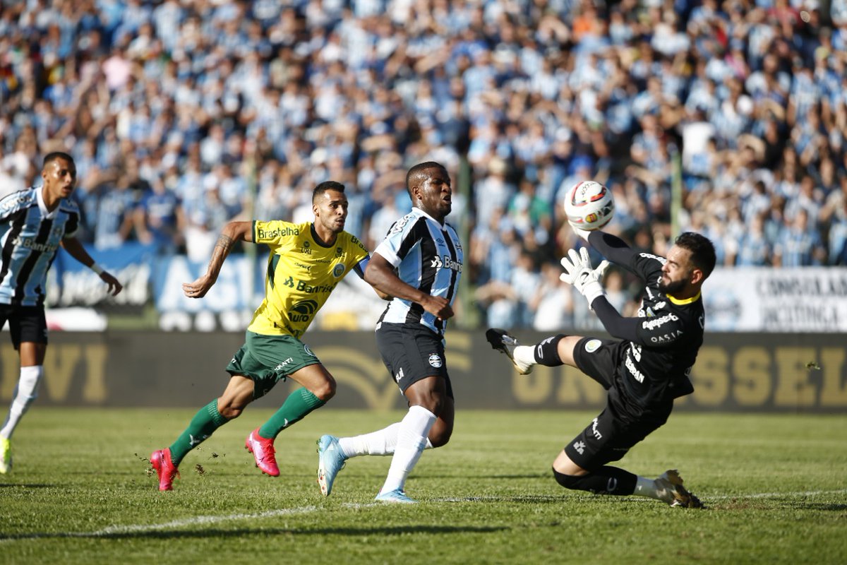 #Gauchao 🇧🇷 Con <a href="/dchurin/">Diego Churin</a> ingresando en el ST y Martín Benítez suplente, <a href="/Gremio/">Grêmio FBPA</a> se quedó con la final de ida al derrotar 1-0 a <a href="/ypirangafc/">Ypiranga Futebol Clube</a>