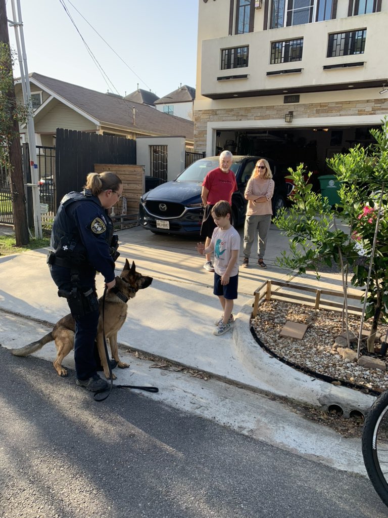 Pct1Constable's tweet photo. The 14th annual Rice Military garage sale was such an amazing event! Thank you to all of those who participated. Precinct one is grateful for events like these that create opportunities for us to engage with our residents. #Precinctone #community https://t.co/9a81q5tY64