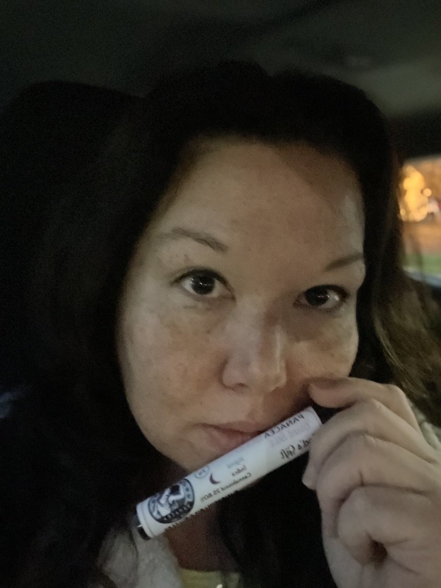Shelley_Knight1's tweet photo. Gods Gift 2 gram blunt. Heart broken into pieces. Not sharing. #Mmemberville #somewhereinOhio #agirilsmokedherprobsaway ✌️💛🎶🔥💔 https://t.co/WtPgrQmDk2