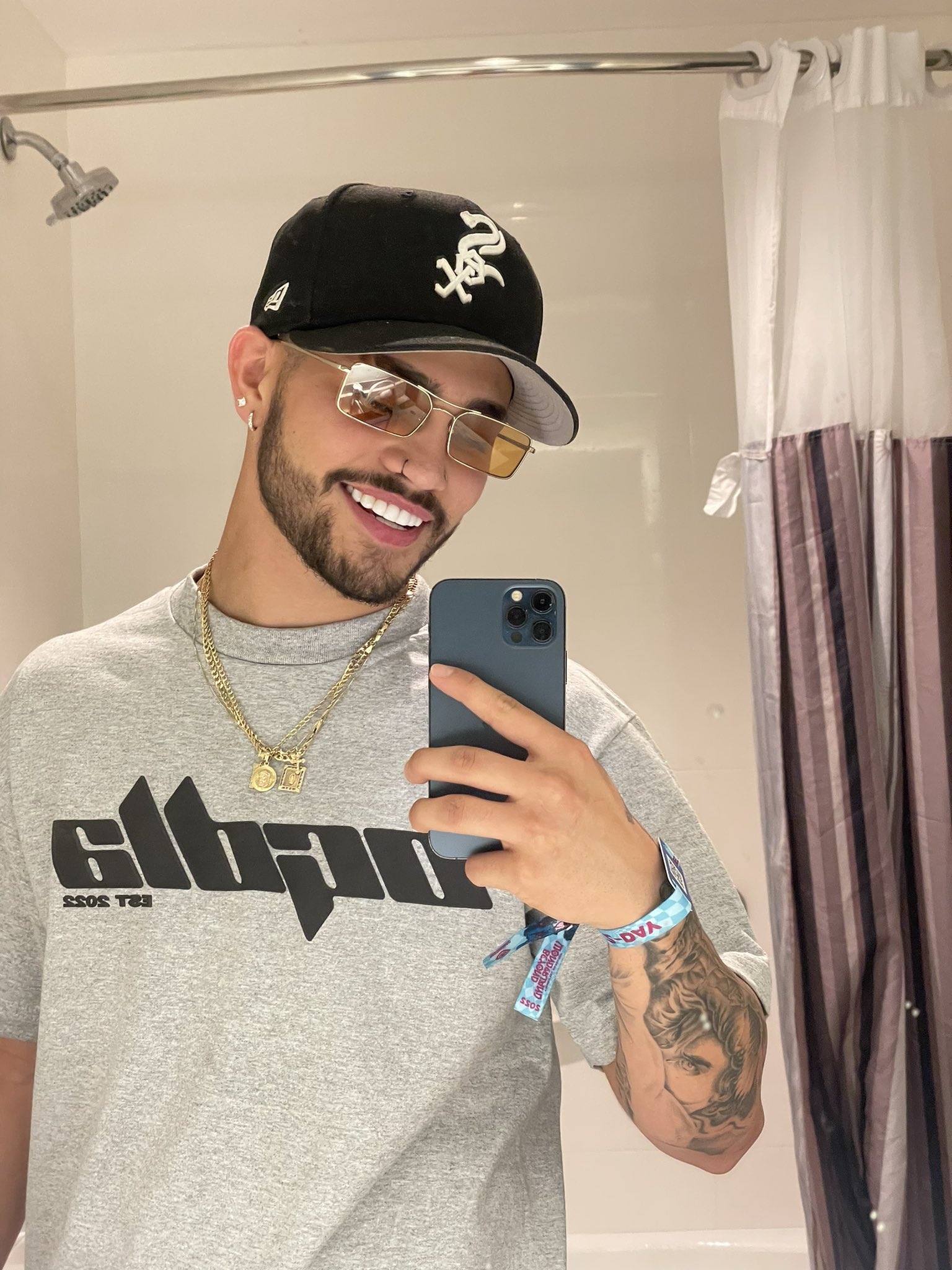 1 pic. if u see these teeth say hi https://t.co/zwDZTtwOpa